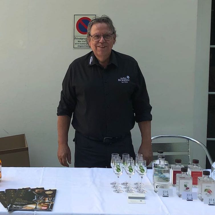 Egon beim Marktstand der Destillerie Brunner beim Local Heroes Event des Hotel Honolulu in Vorarlberg, Mobile Variante.