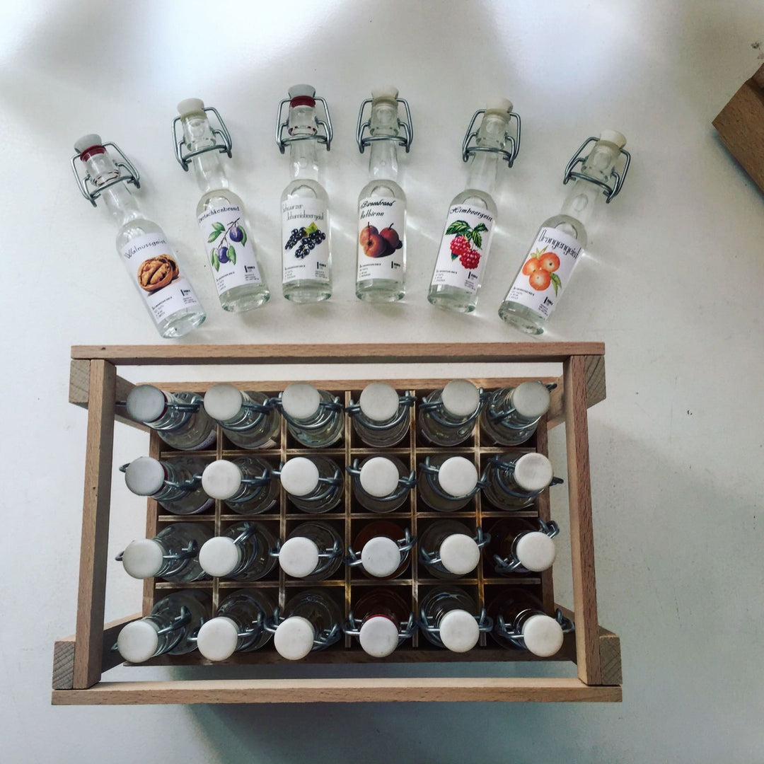 Gratis Geschenkbox zu vergeben mit 12 Sorten aus bis zu 10 Jahre alten Edelbränden der Destillerie Brunner aus Vorarlberg.