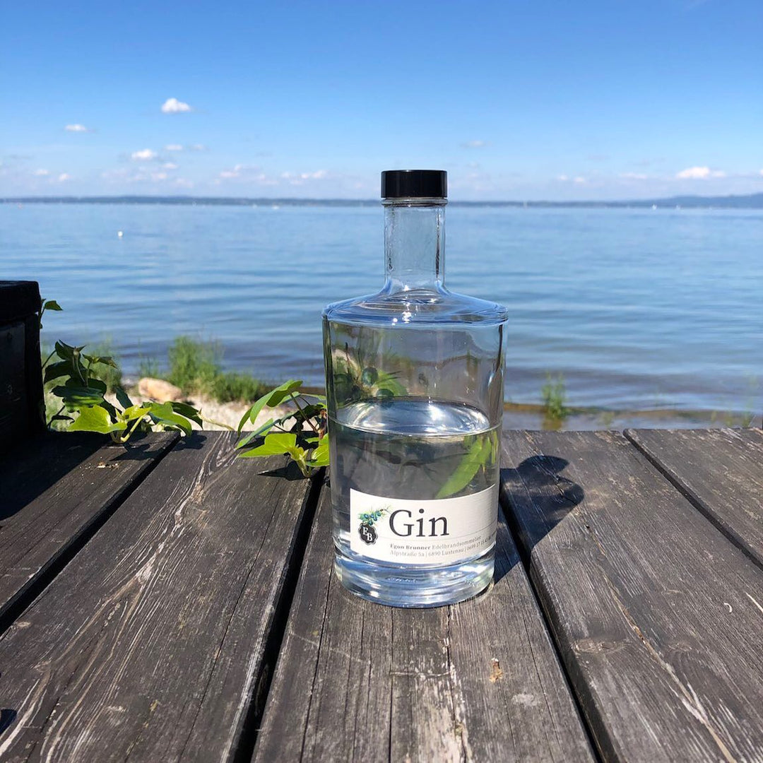 Eine Flasche des Destillerie Brunner Gins aus Vorarlberg an einem Steg am Bodensee in Arbon in der Schweiz.