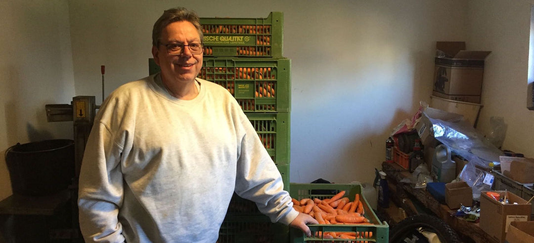 Egon Brunner vor 500 Kilogramm Karotten die zu Schnaps veredelt werden.