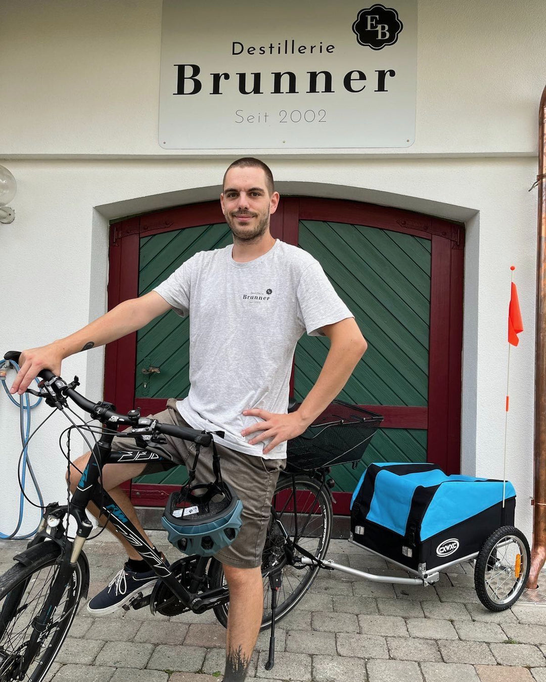 Daniel Brunner lächelnd auf seinem KTM bietet gratis Zustellung mit dem Fahrrad in Lustenau an.