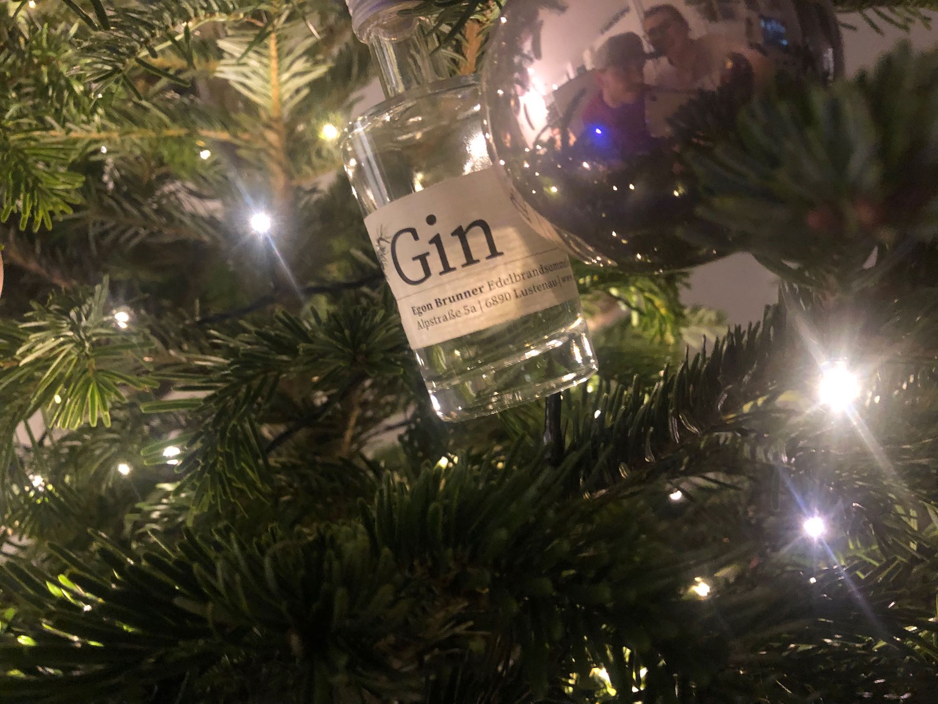 Miniflasche Gin am Chrsitbaum zu Hause der Destillerie Brunner.