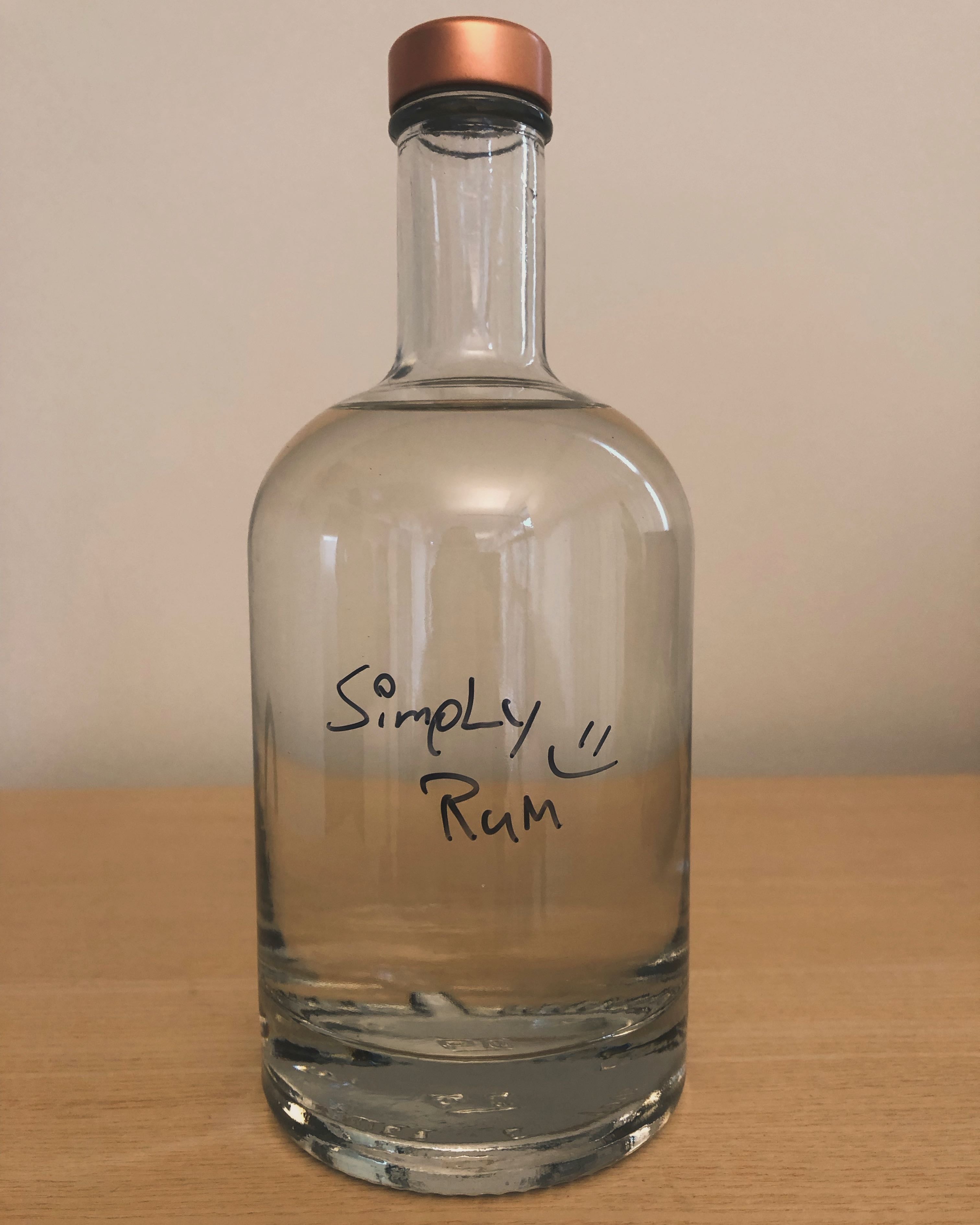 Bild einer 0,5 Liter Flasche Rum der Destillerie Brunner aus Vorarlberg mit Edding etikettiert.