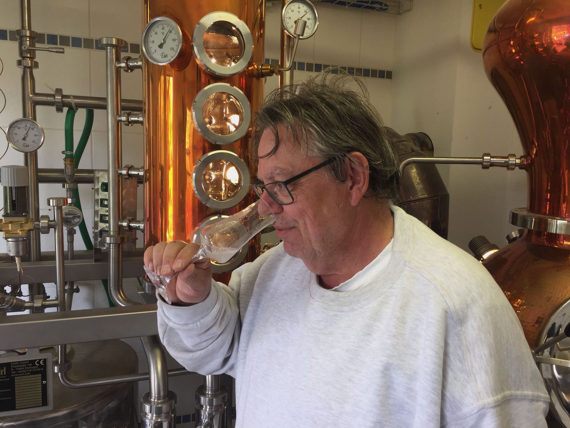 Egon Brunner bedacht beim Verkosten eines Arangino Blutorangengeistes aus Demeter Orangen aus Sizilien.