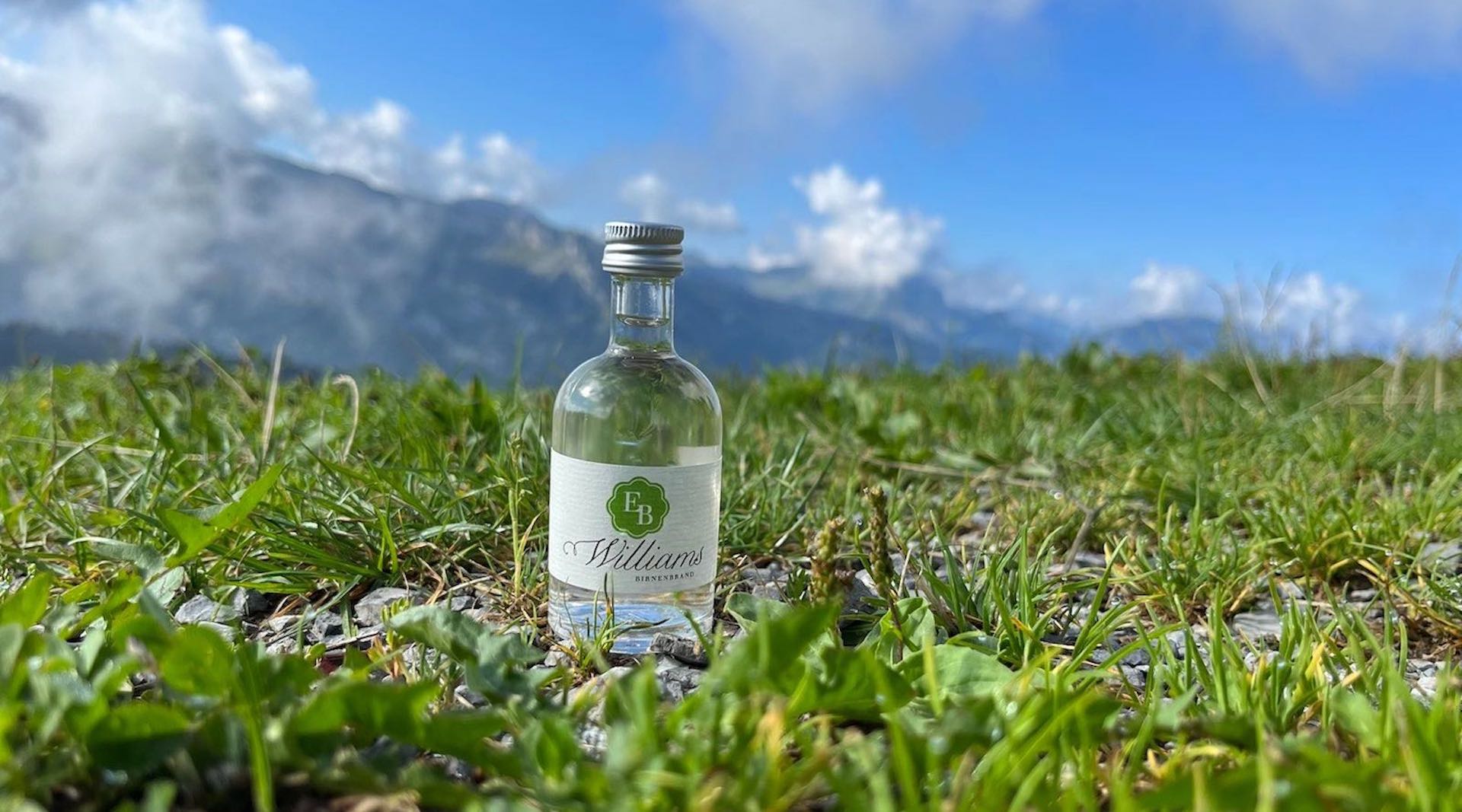 50ml Flasche Williams Christbirnenbrand der Destillerie Brunner in den Bergen der Alpen.