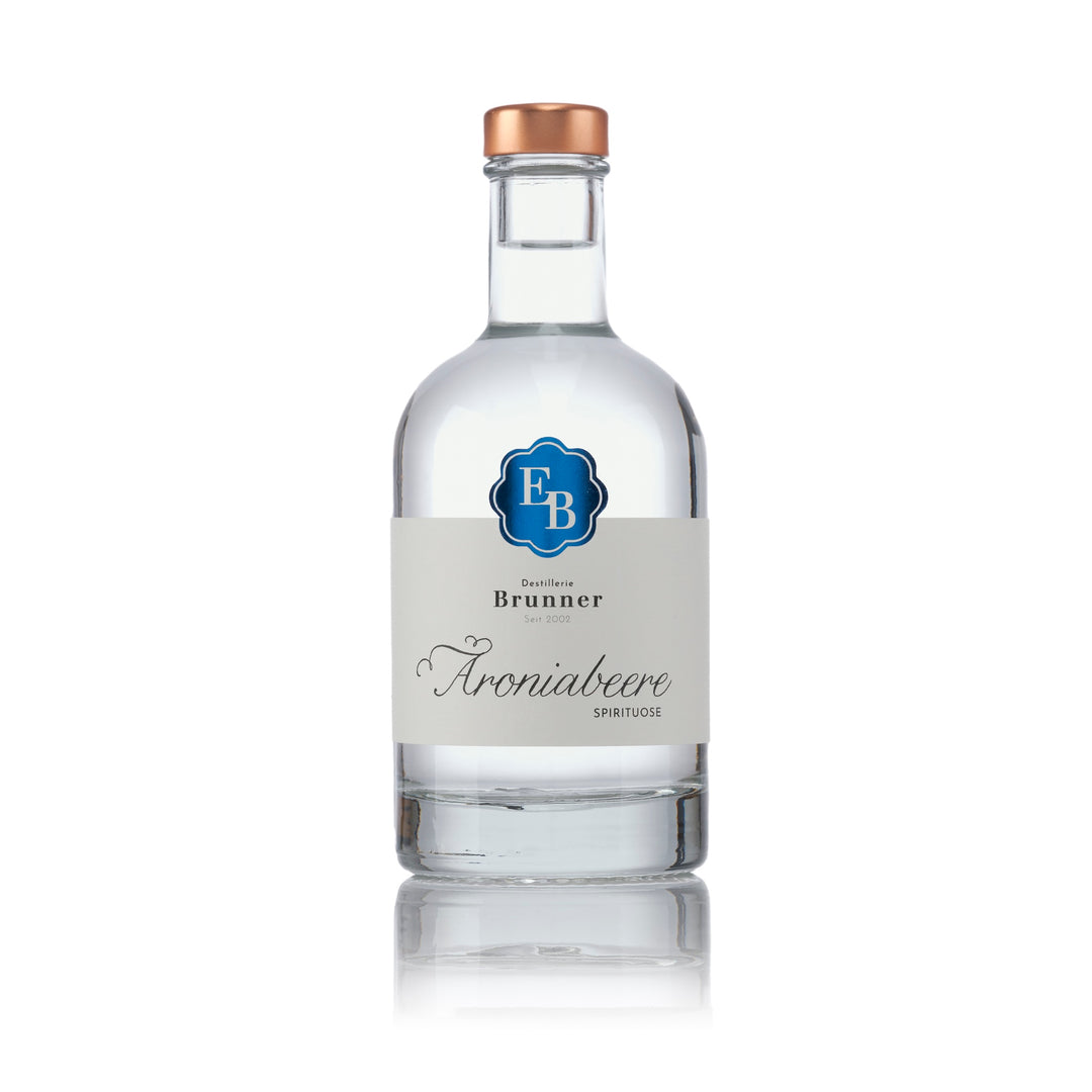 Flasche Aronia Schnaps aus Aroniabeeren der Destillerie Brunner.