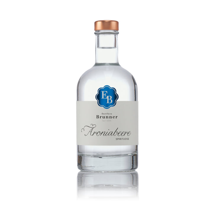 Flasche Aronia Schnaps aus Aroniabeeren der Destillerie Brunner.