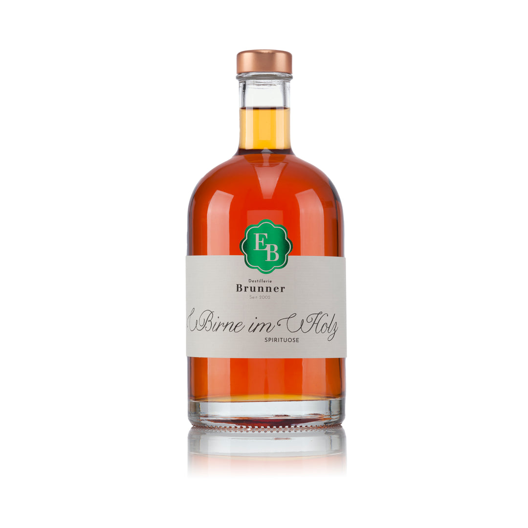 Flasche Birne im Holz der Destillerie Brunner, ein im Holzfass gereifter Birnenschnaps.