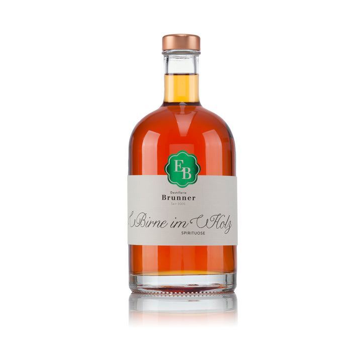 Flasche Birne im Holz der Destillerie Brunner, ein im Holzfass gereifter Birnenschnaps.