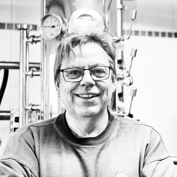 Gründer der Destillerie Brunner Egon vor der Kolonnenbrennerei von Christian Carl.