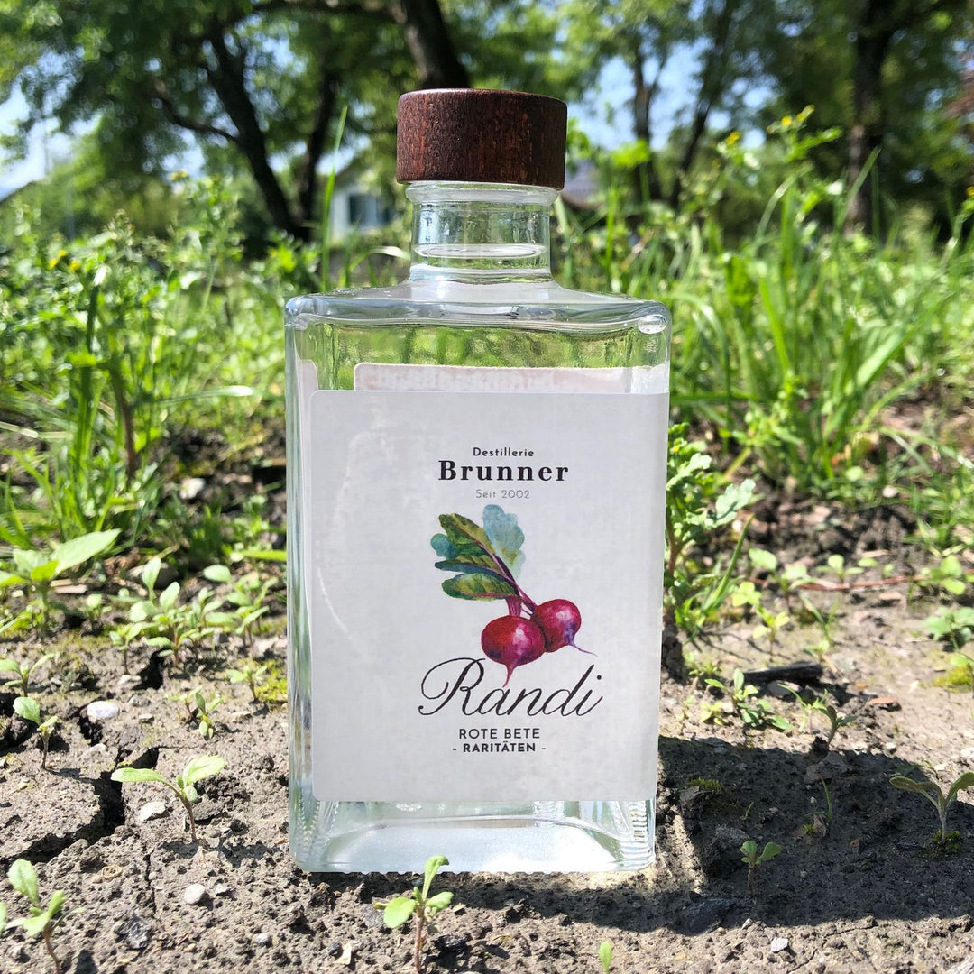 Randi - Rote Bete Schnaps der Destillerie Brunner aus Vorarlberg im eigenen Garten bei schönem Wetter.