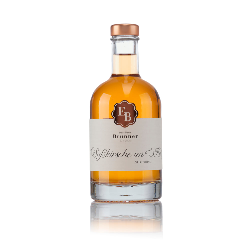 Kirschen Schnaps: Holzfassgelagerter Süßkirschenbrand (Kirschwasser) der Destillerie Brunner aus Österreich.