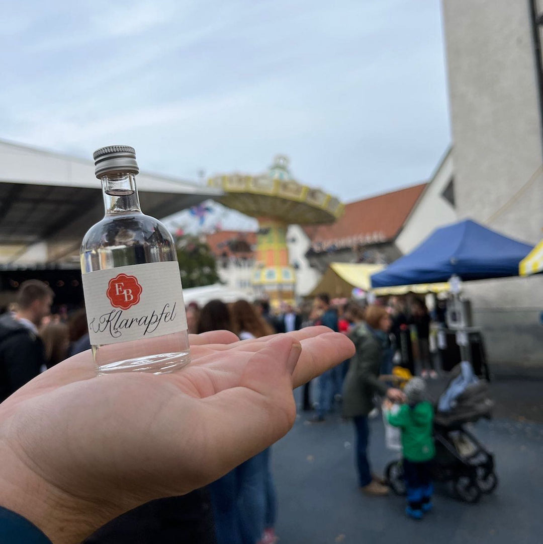 Miniflasche gefüllt mit Klarapfel Apfelbrand der Destillerie Brunner auf der Luschnouar Kilbi.