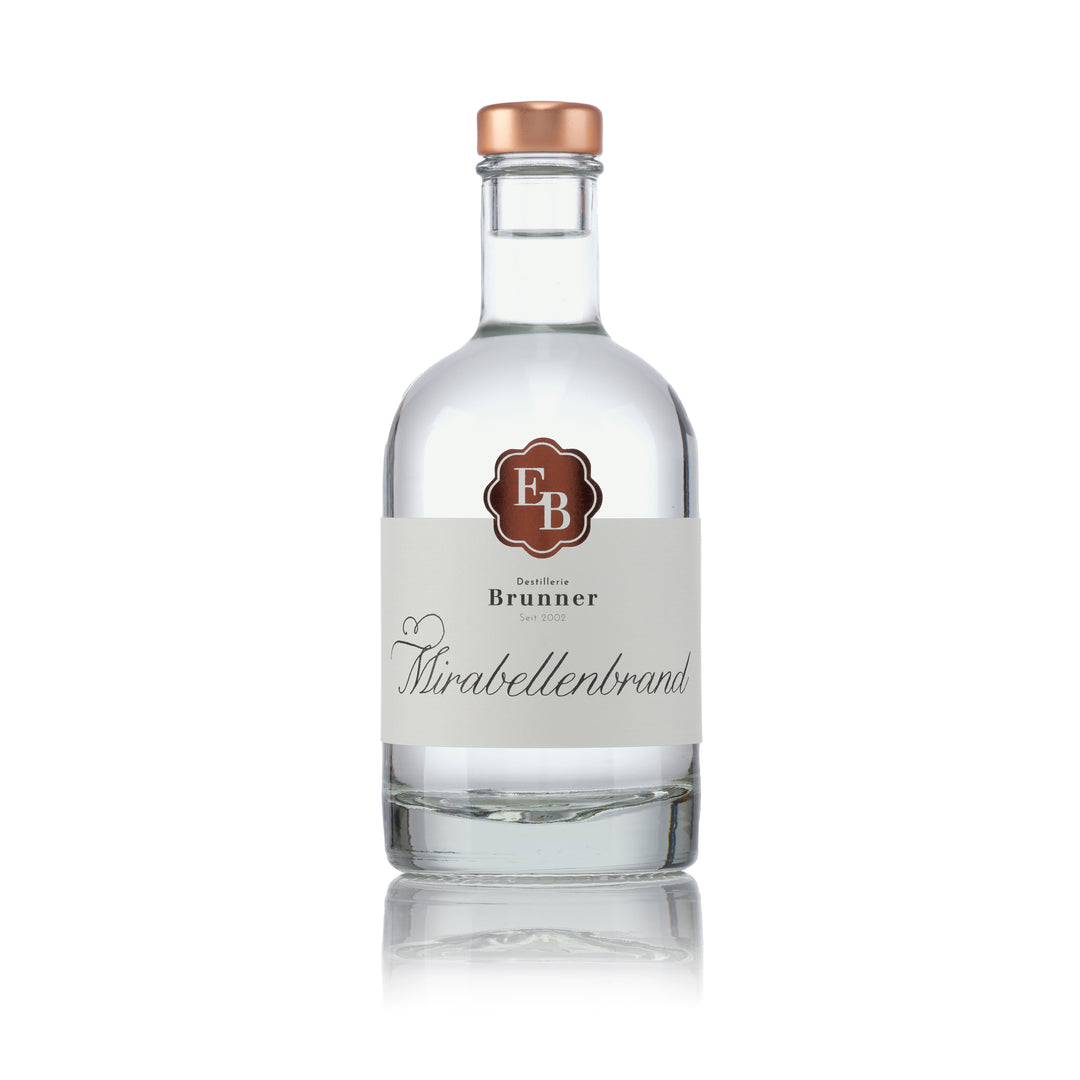 Flasche Kriecherl Schnaps (Mirabellenbrand) der Destillerie Brunner aus Mirabellen vom Bodensee.