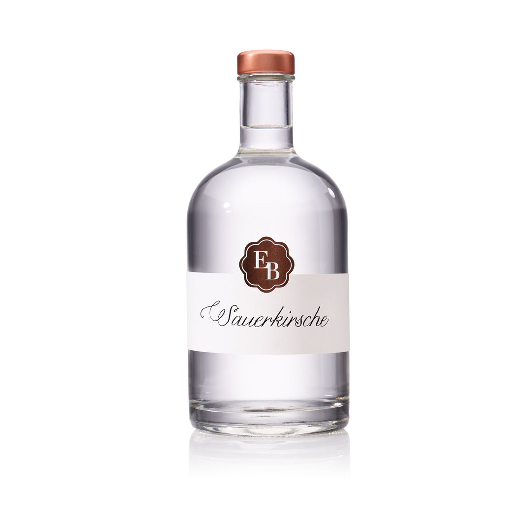 Flasche Weichselschnaps aus Sauerkirschen der Destillerie Brunner.