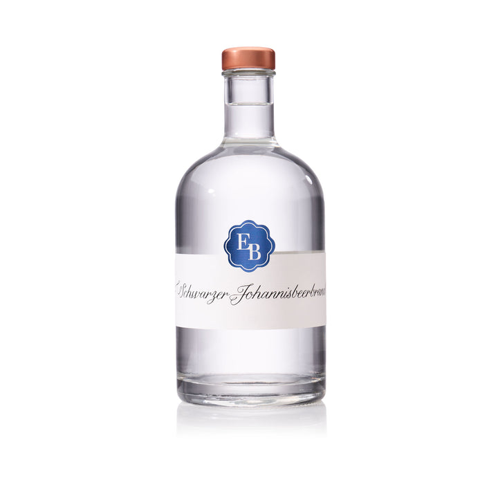 Flasche Ribiselschnaps aus schwarzen Johannisbeeren der Destillerie Brunner.
