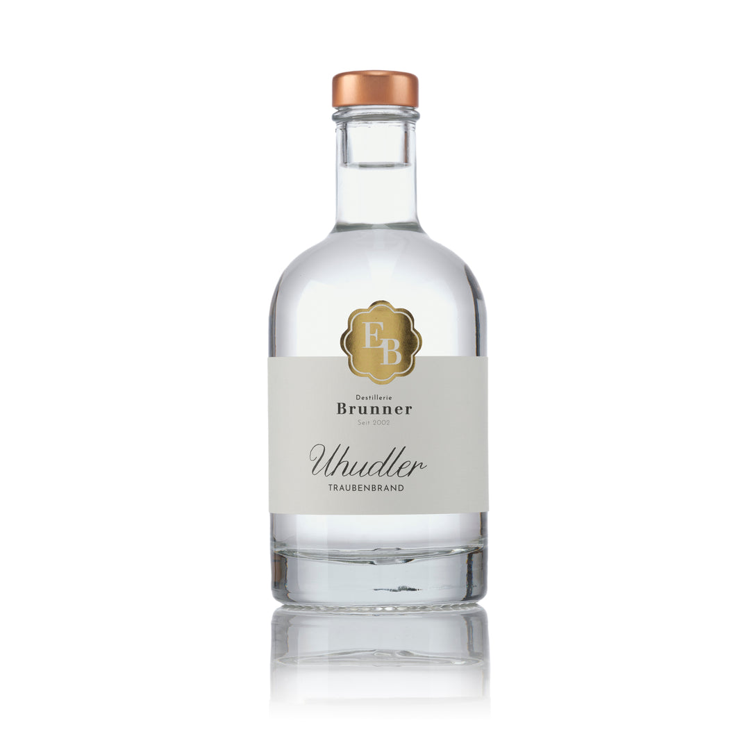 Flasche Uhudler Traubenbrand aus Isabella-Trauben der Destillerie Brunner.