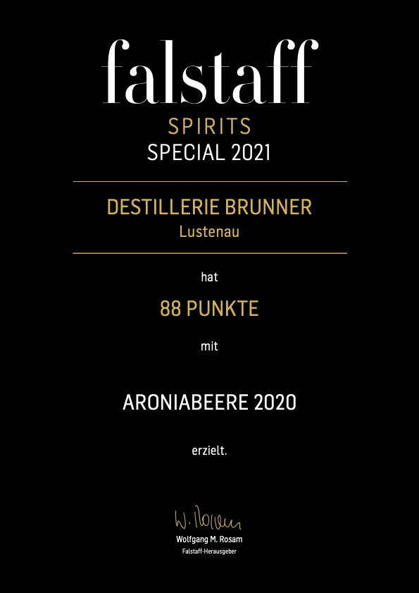 Prämierung Falstaff Spirits Trophy 2021 88 Punkte für die Aroniabeere der Destillerie Brunner.